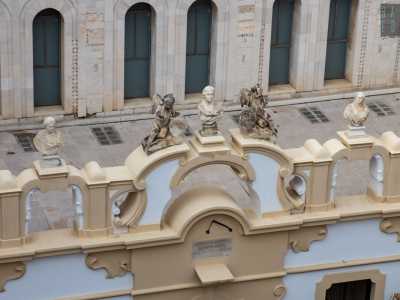 Riusciamo anche a notare delle formelle e degli elementi decorativi romboidali smaltati testimoni del millenario passato del complesso
